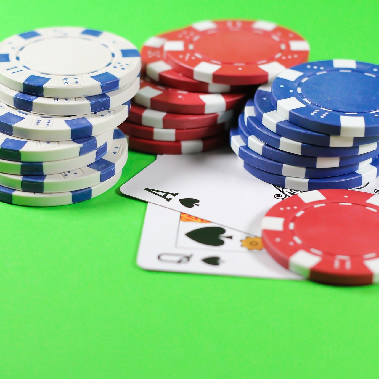 Màn hình slot online typhu88 đang quay trên điện thoại di động